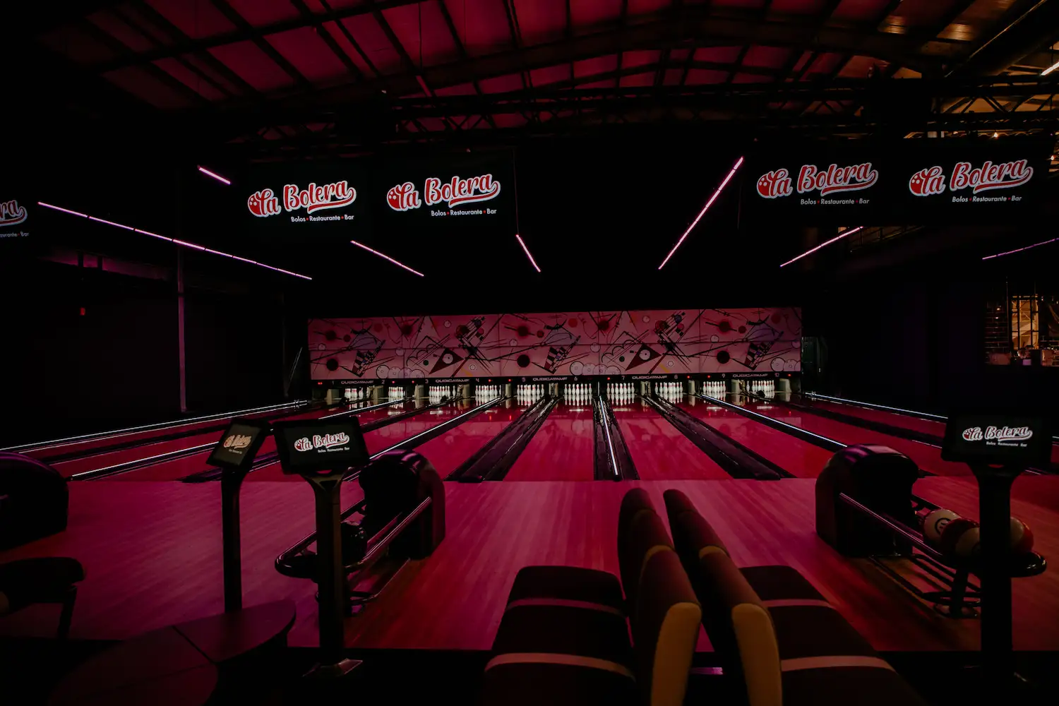 Pistas de bolos de La Bolera con luces rojas