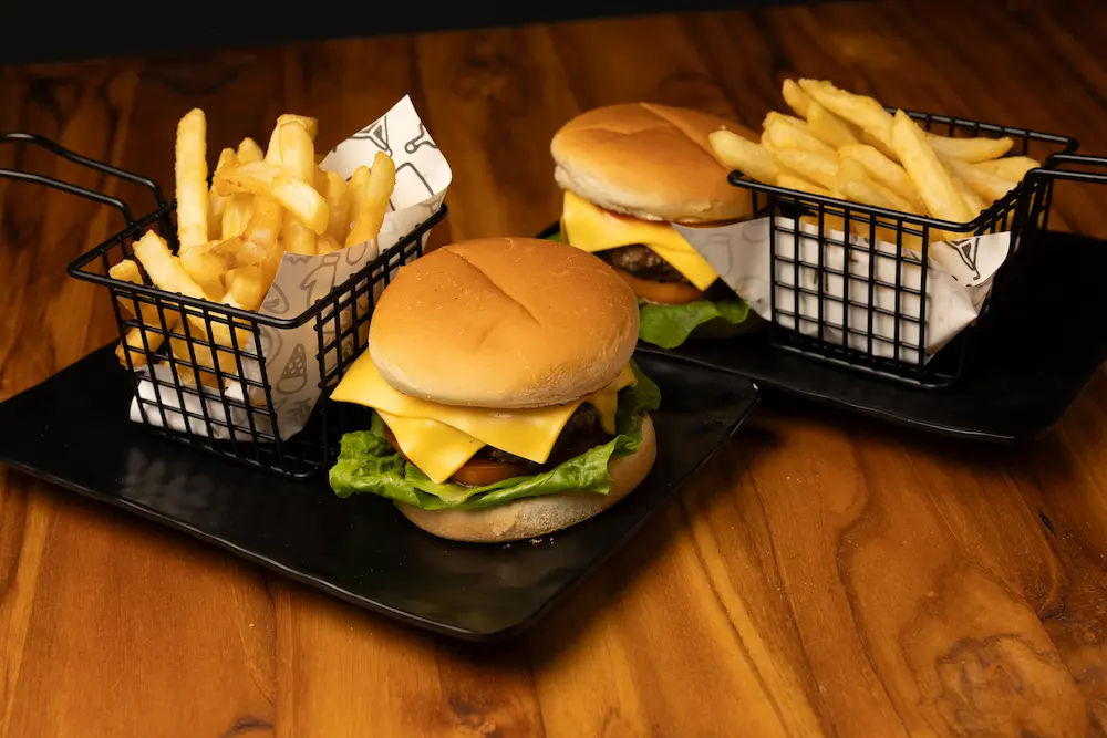 Hamburguesas con papas fritas